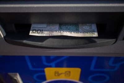 ¿Qué hacer si el cajero automático no me entregó el dinero?